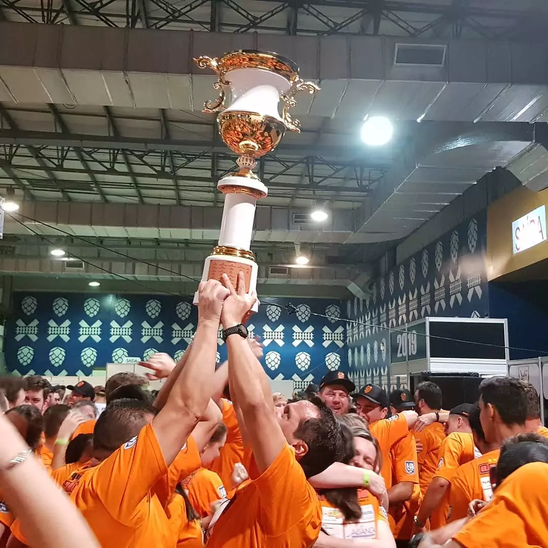 Equipe Arromba erguendo o troféu da Gincana Cidade de Blumenau